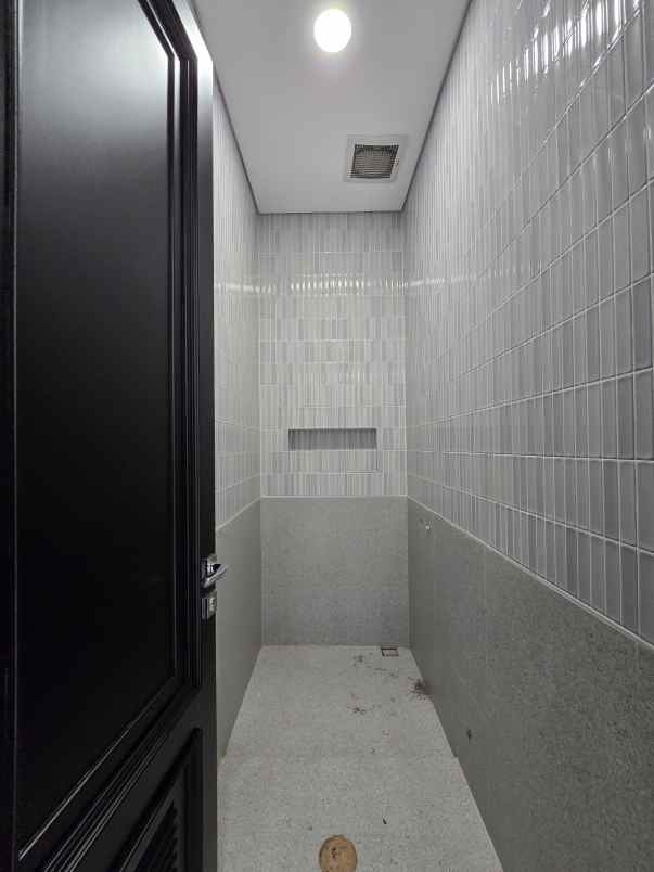 rumah baru klasik modern di pondok bambu jaktim