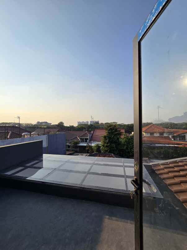rumah baru klasik modern di pondok bambu jaktim