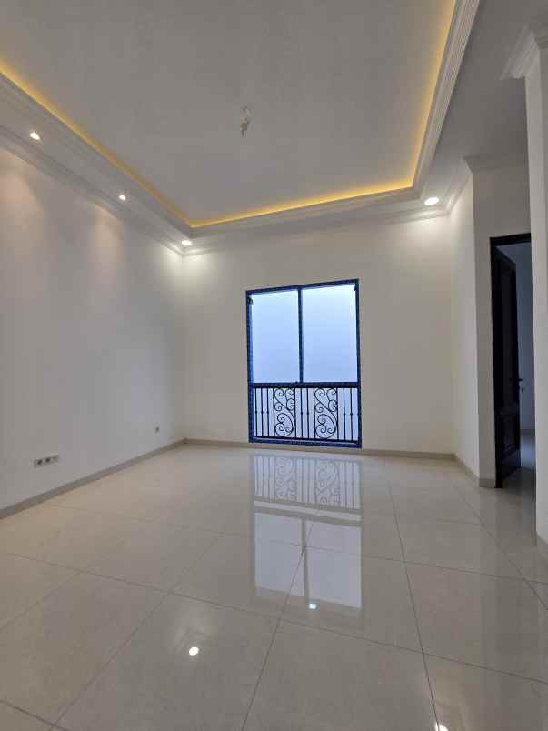 rumah baru klasik modern di pondok bambu jaktim