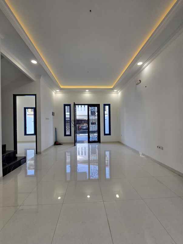 rumah baru klasik modern di pondok bambu jaktim
