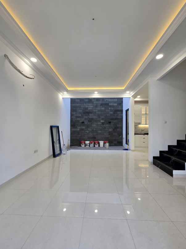 rumah baru klasik modern di pondok bambu jaktim