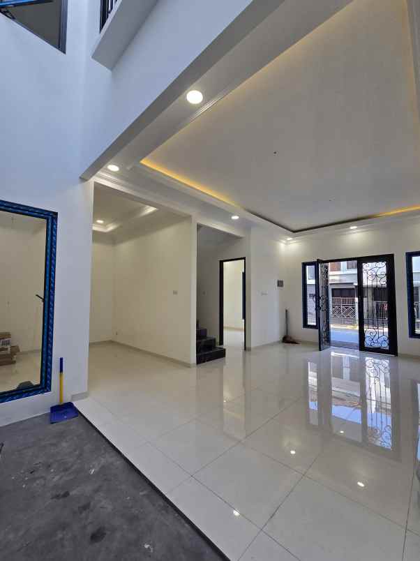 rumah baru klasik modern di pondok bambu jaktim