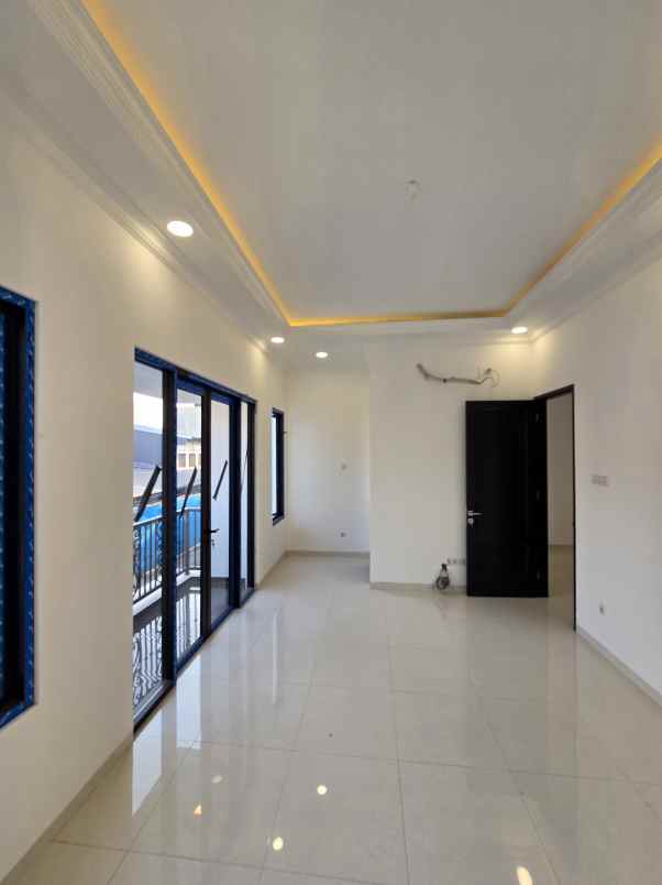 rumah baru klasik modern di pondok bambu jaktim