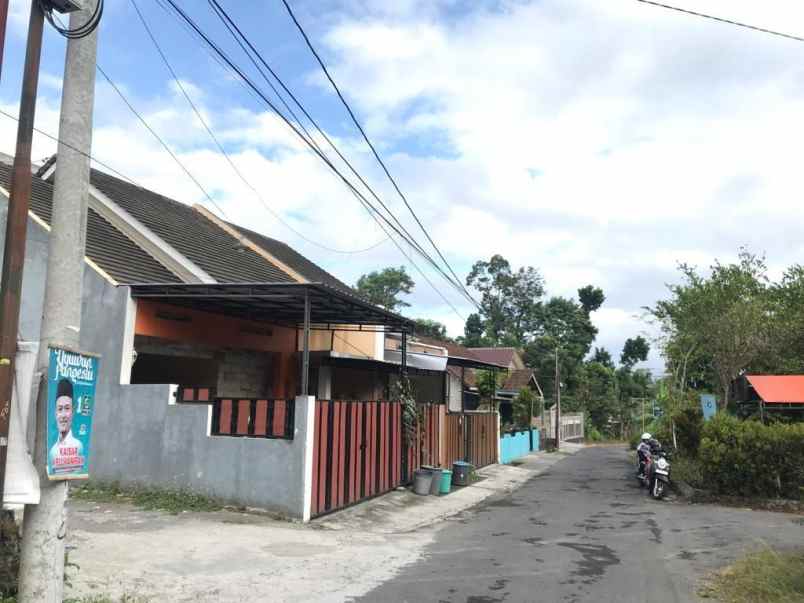 rumah cantik barat jl kaliurang km 12