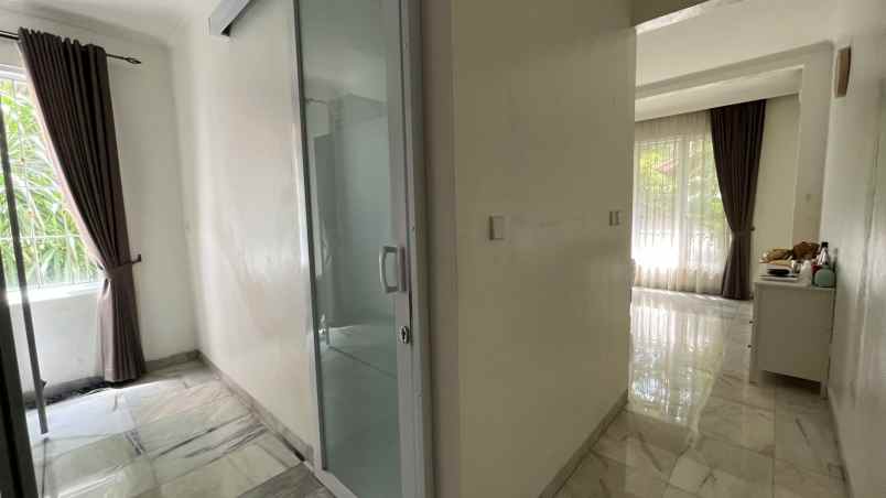 rumah cantik posisi hook di villa cinere mas depok