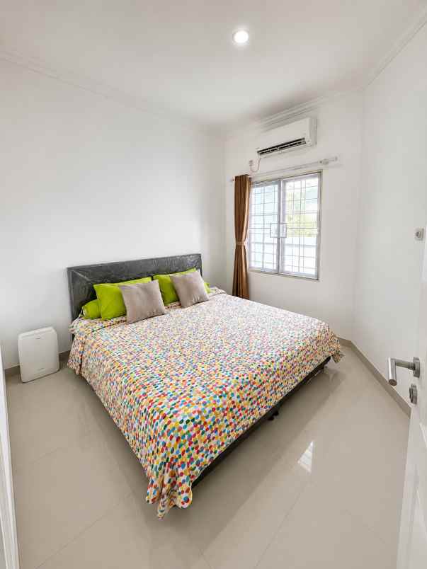 rumah full furnished 3 kt di graha raya cuma rp1 85 m