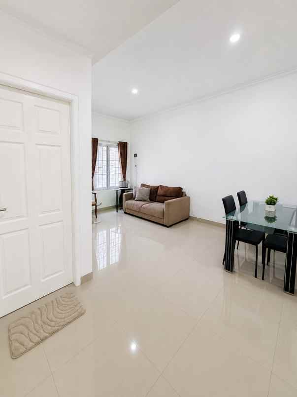 rumah full furnished 3 kt di graha raya cuma rp1 85 m