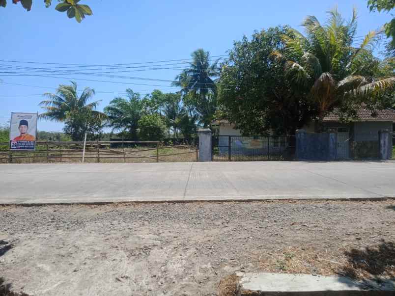 rumah kampung bekas dan tidak terawat