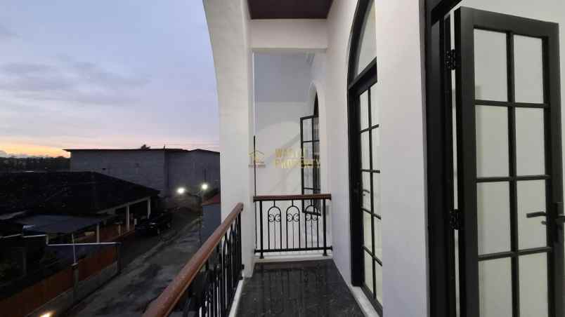 rumah klasik eropa siap huni di utara maguwoharjo