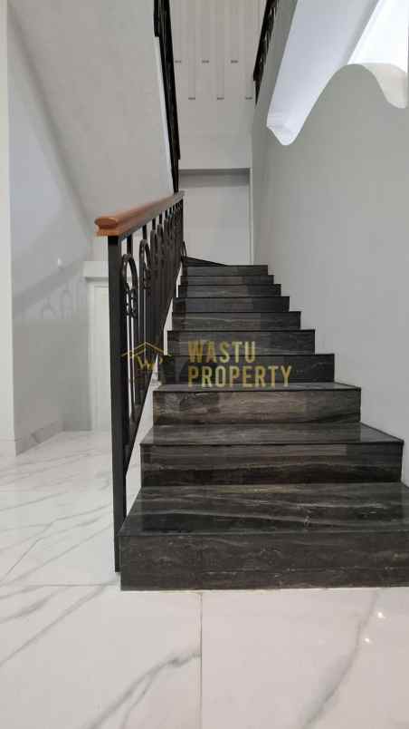 rumah klasik eropa siap huni di utara maguwoharjo