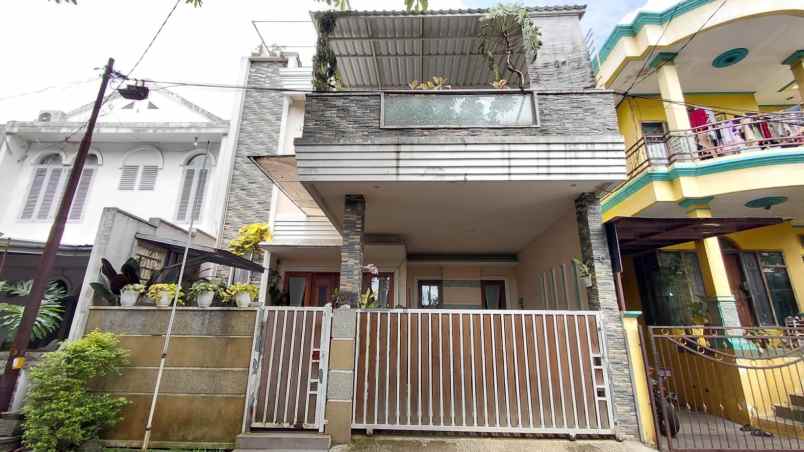 rumah komp taman mutiara cibabat ada rooftop 3 lantai