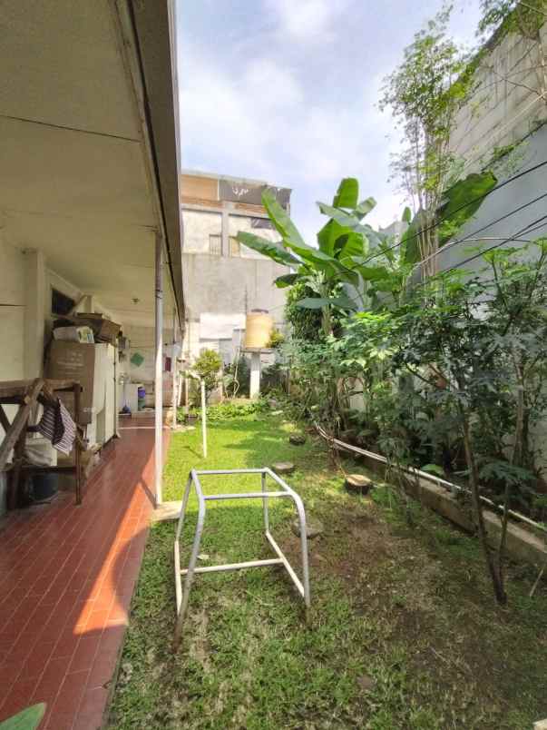 rumah lama dengan halaman depan dan belakang luas