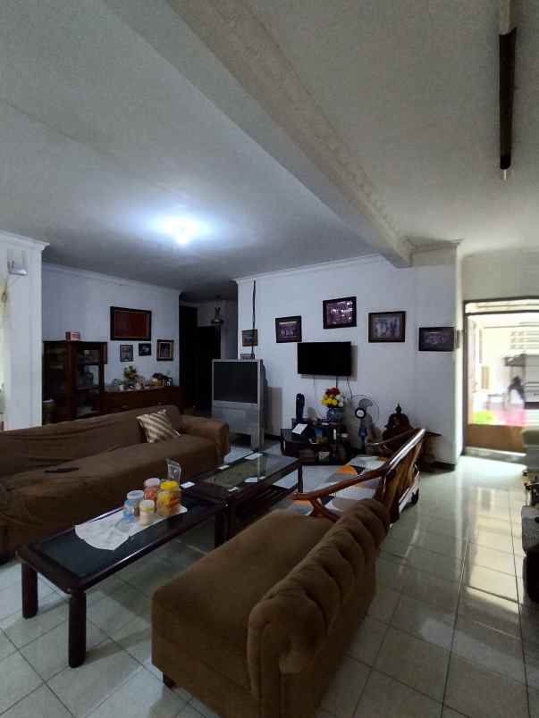 rumah lama dengan halaman depan dan belakang luas