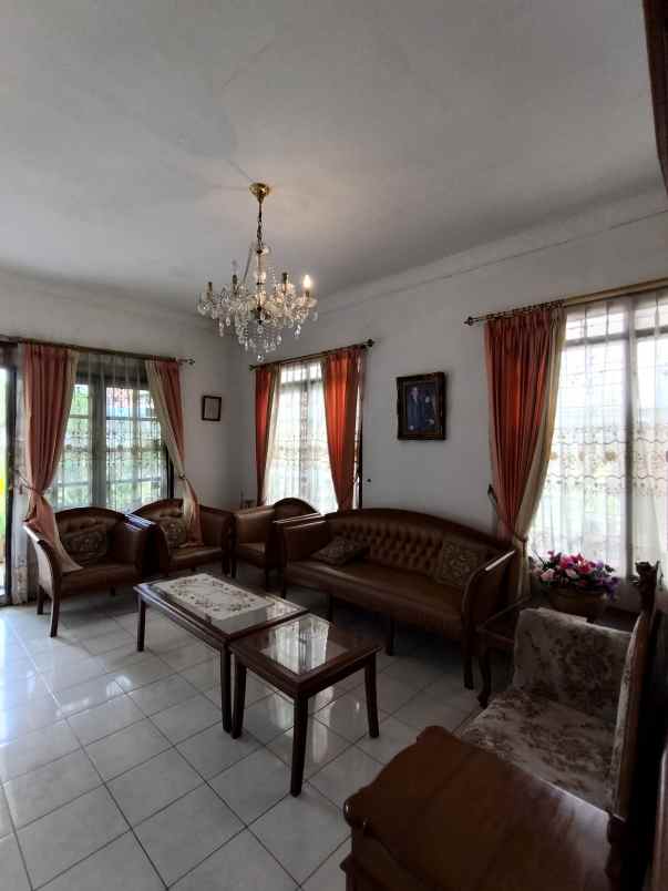 rumah lama dengan halaman depan dan belakang luas