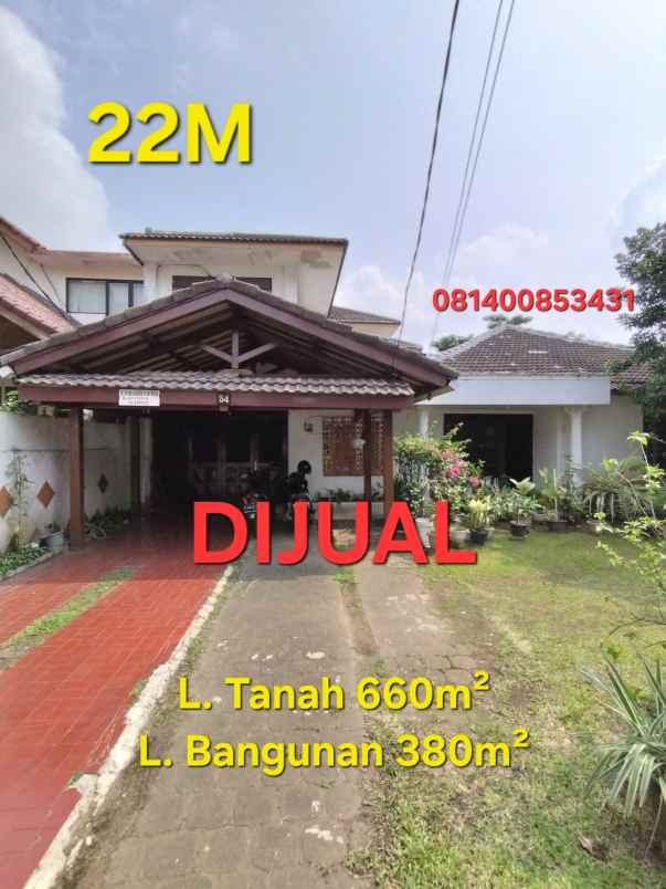 rumah lama dengan halaman depan dan belakang luas