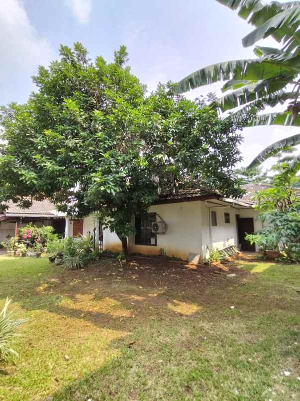 rumah lama dengan halaman depan dan belakang luas