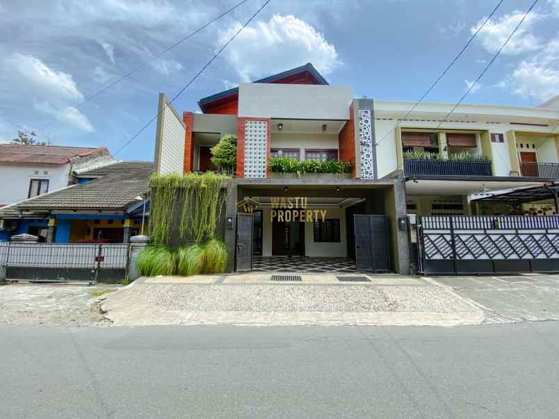 rumah mewah 3lantai harga miring di maguwoharjo