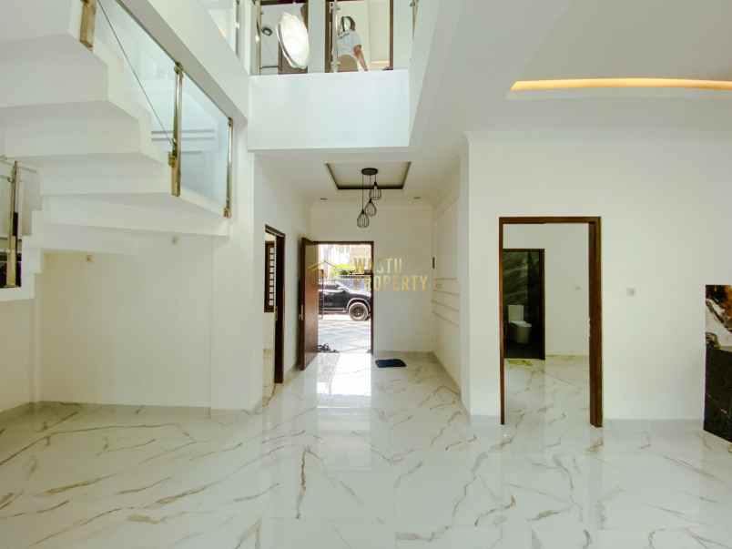 rumah mewah 3lantai harga miring di maguwoharjo