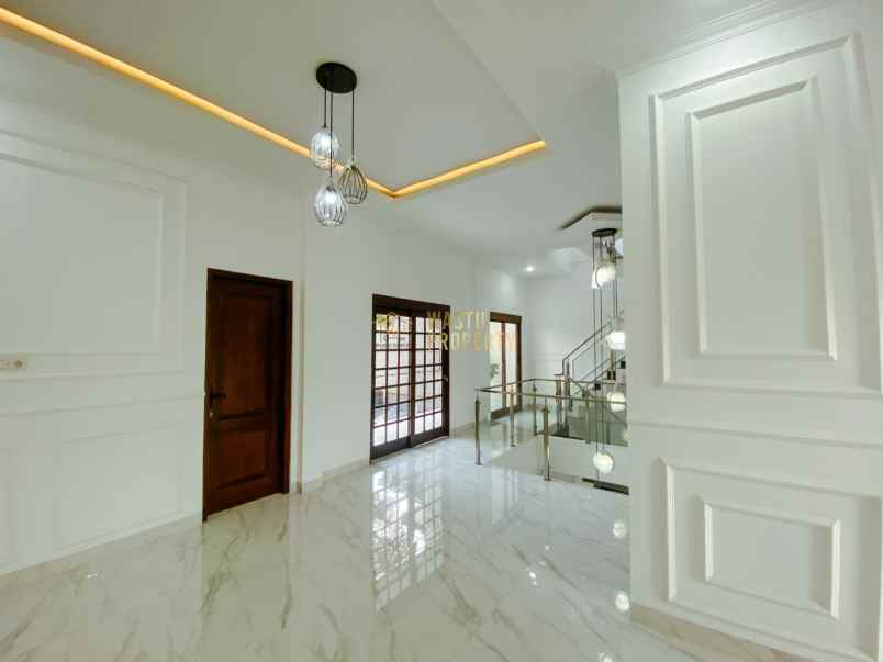 rumah mewah 3lantai harga miring di maguwoharjo