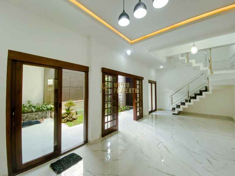 rumah mewah 3lantai harga miring di maguwoharjo