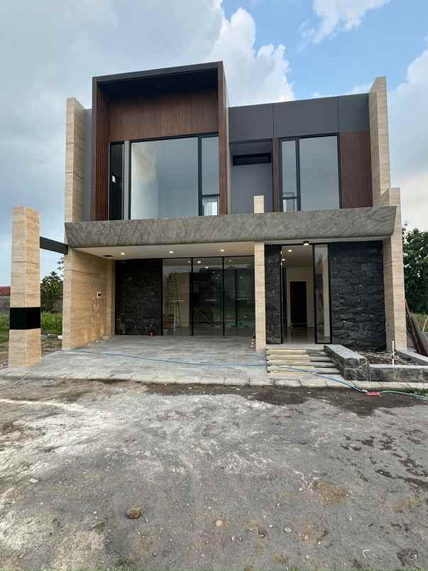 rumah mewah cantik berlokasi strategis di mlati sleman