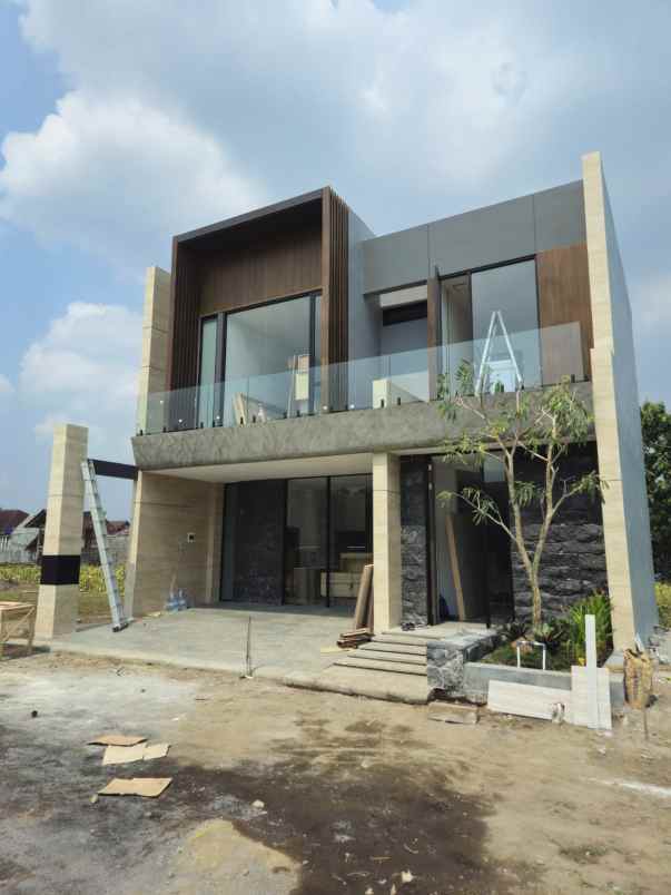 rumah mewah cantik berlokasi strategis di mlati sleman