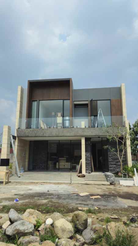 rumah mewah cantik berlokasi strategis di mlati sleman