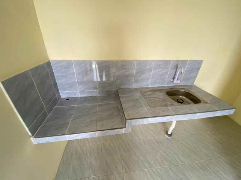 rumah minimalis tepi jalan aspal view sawah