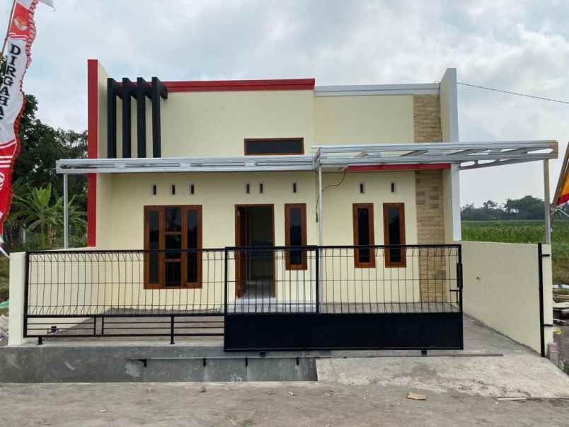 rumah minimalis tepi jalan aspal view sawah