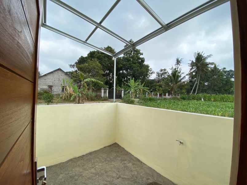 rumah minimalis tepi jalan aspal view sawah