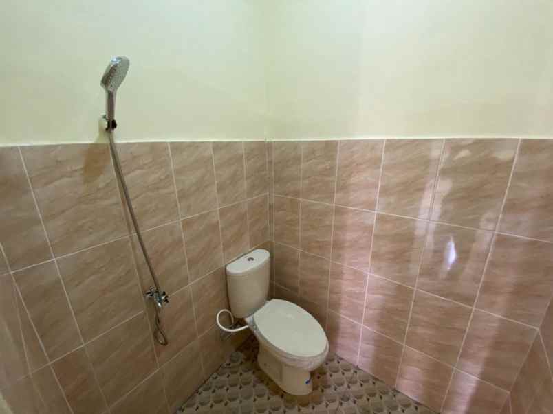 rumah minimalis tepi jalan aspal view sawah