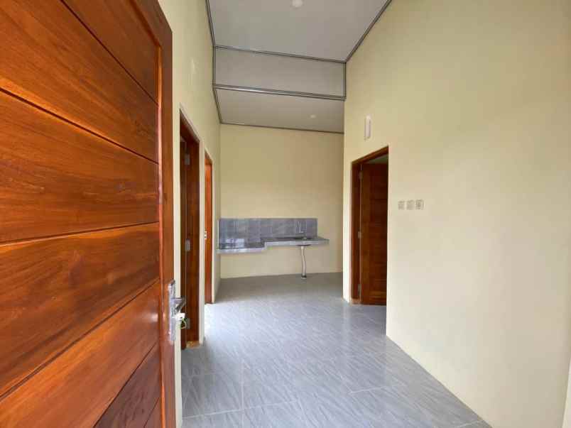 rumah minimalis tepi jalan aspal view sawah