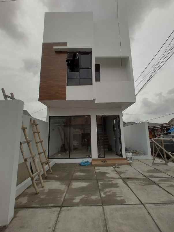 rumah modern pinggir jalan diapit 2 jalan tol karawang