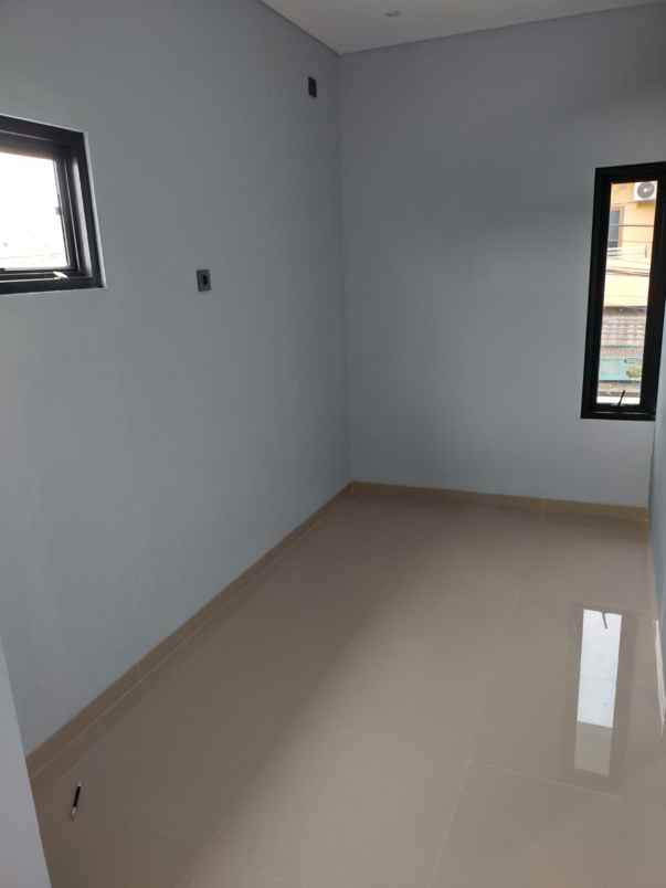 rumah modern pinggir jalan diapit 2 jalan tol karawang