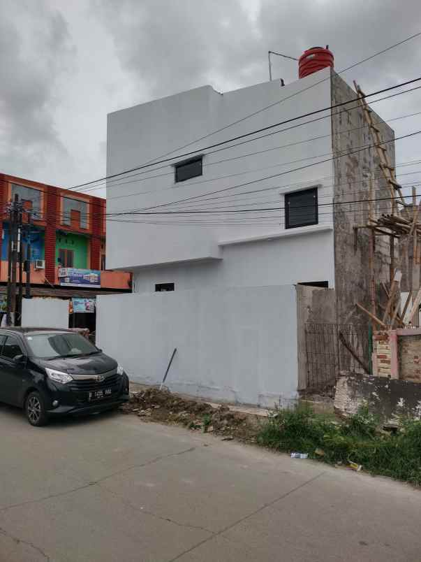 rumah modern pinggir jalan diapit 2 jalan tol karawang