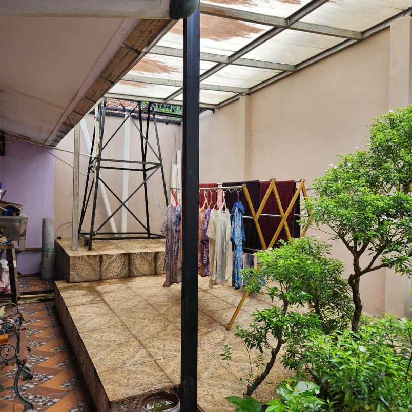 rumah second dengan tanah luas di pancoran mas depok