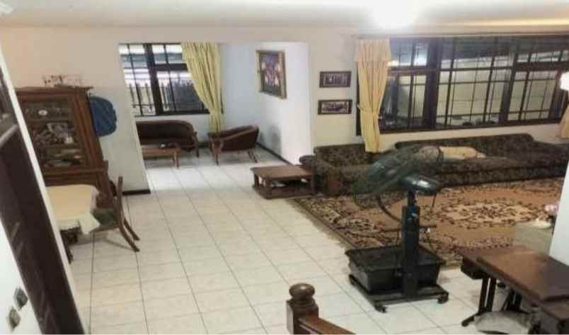 rumah second hoek ditengah kota tebet jakarta selatan