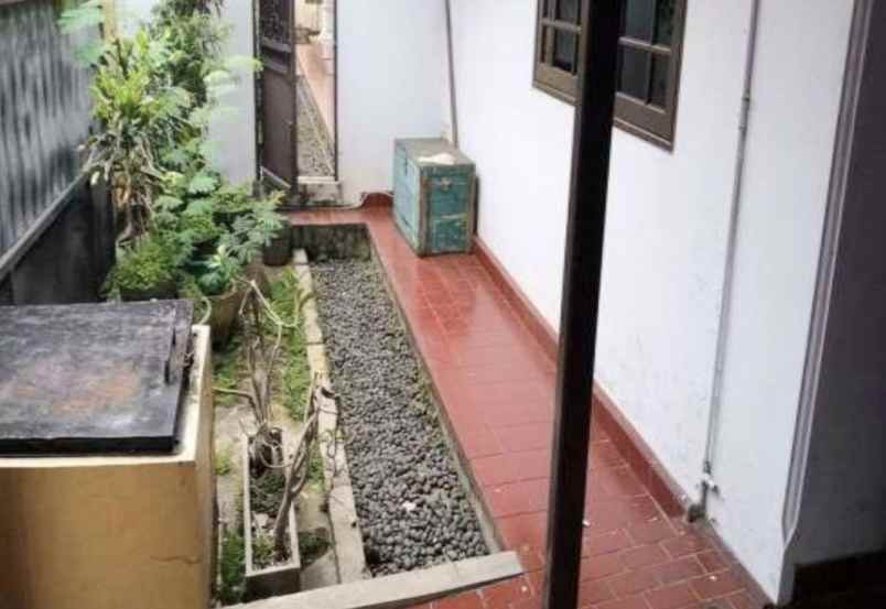 rumah second hoek ditengah kota tebet jakarta selatan