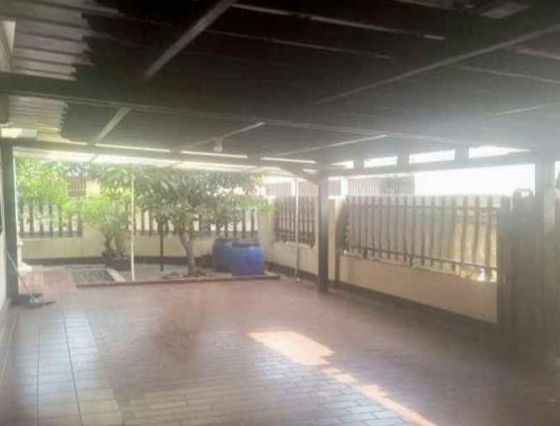 rumah second hoek ditengah kota tebet jakarta selatan