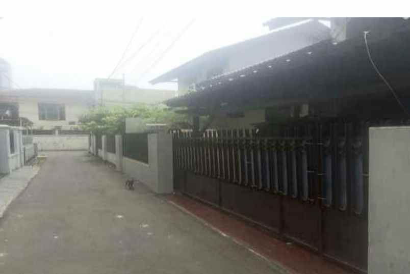 rumah second hoek ditengah kota tebet jakarta selatan