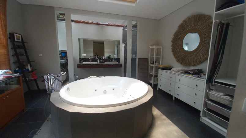 rumah sewa ada kolam renang komplek elit setraduta