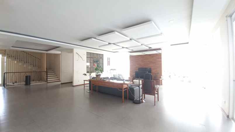 rumah sewa ada kolam renang komplek elit setraduta