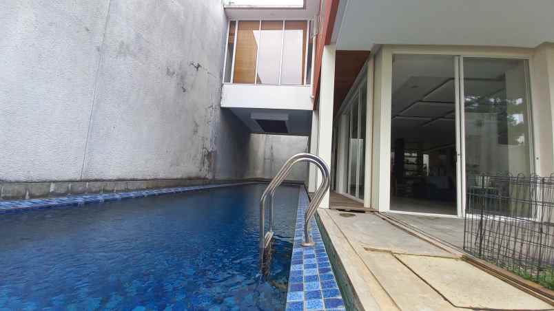 rumah sewa ada kolam renang komplek elit setraduta