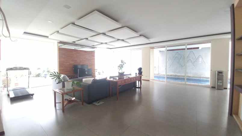 rumah sewa ada kolam renang komplek elit setraduta