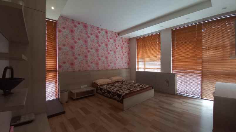 rumah sewa ada kolam renang komplek elit setraduta