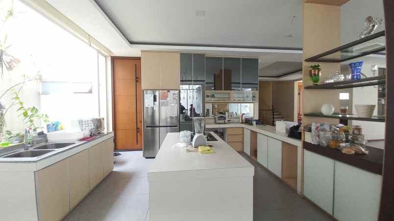 rumah sewa ada kolam renang komplek elit setraduta