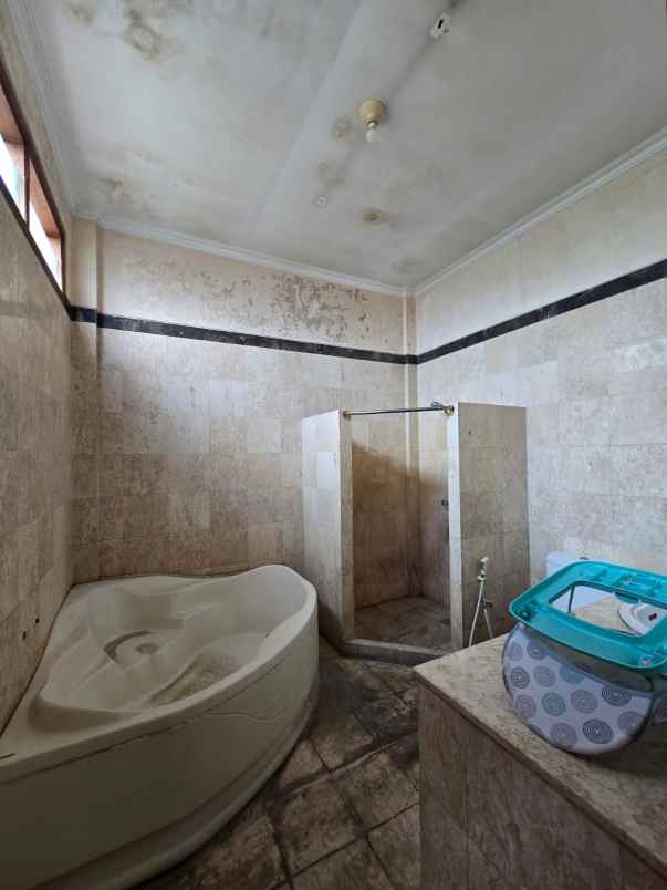 rumah tanah luas akses lebar di pondok kelapa