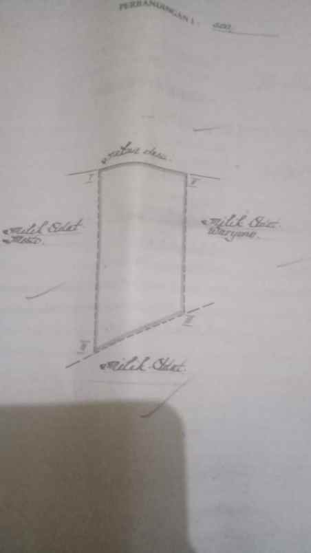 tanah rata dan padat di kawasan komersil