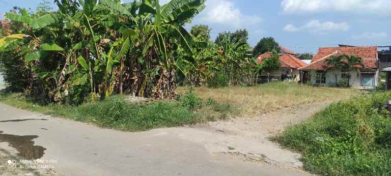 tanah rata dan padat di kawasan komersil