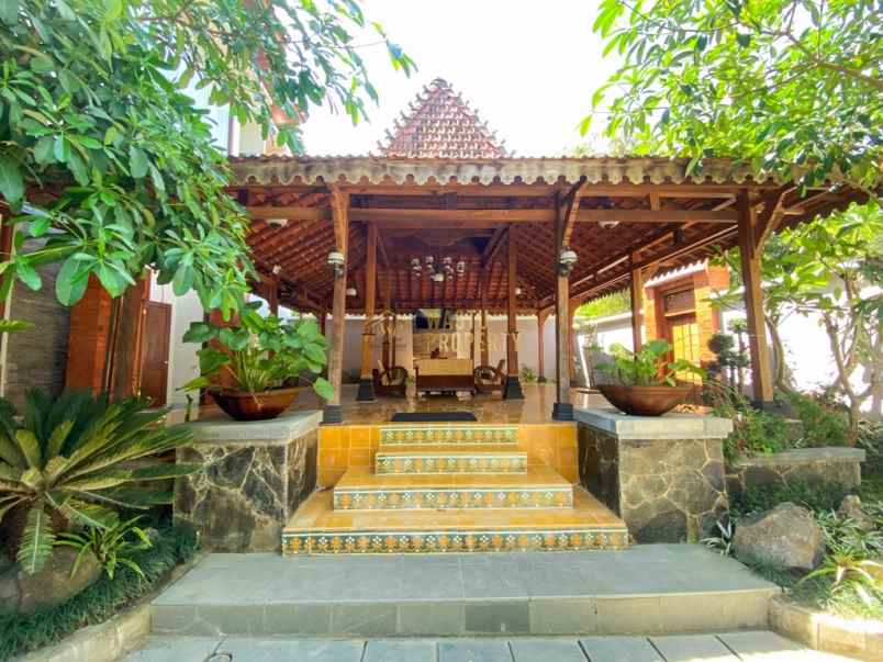 villa mewah dan cantik 3 menit dari wisata tera view